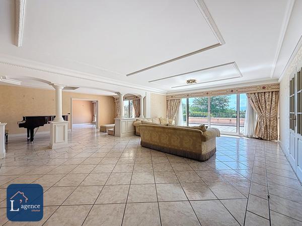 Appartement familial de standing – 5 chambres – Terrasse 213 m² – Jardin privatif 500 m² – Double garage – Cave – Prévessin-Moëns 01280