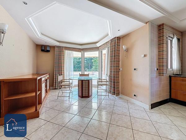 Appartement familial de standing – 5 chambres – Terrasse 213 m² – Jardin privatif 500 m² – Double garage – Cave – Prévessin-Moëns 01280