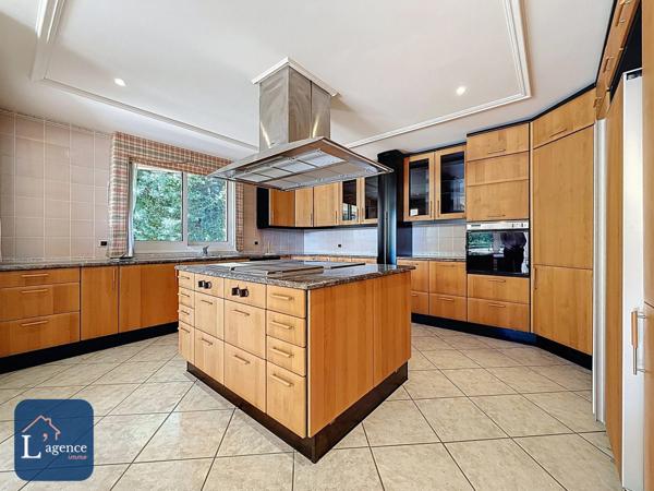 Appartement familial de standing – 5 chambres – Terrasse 213 m² – Jardin privatif 500 m² – Double garage – Cave – Prévessin-Moëns 01280