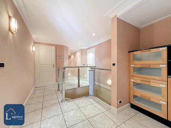 Appartement familial de standing – 5 chambres – Terrasse 213 m² – Jardin privatif 500 m² – Double garage – Cave – Prévessin-Moëns 01280