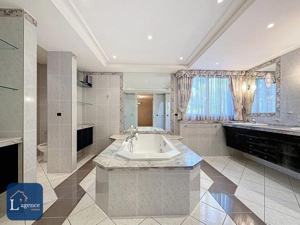 Appartement familial de standing – 5 chambres – Terrasse 213 m² – Jardin privatif 500 m² – Double garage – Cave – Prévessin-Moëns 01280