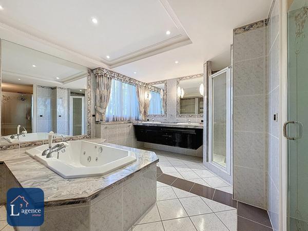 Appartement familial de standing – 5 chambres – Terrasse 213 m² – Jardin privatif 500 m² – Double garage – Cave – Prévessin-Moëns 01280