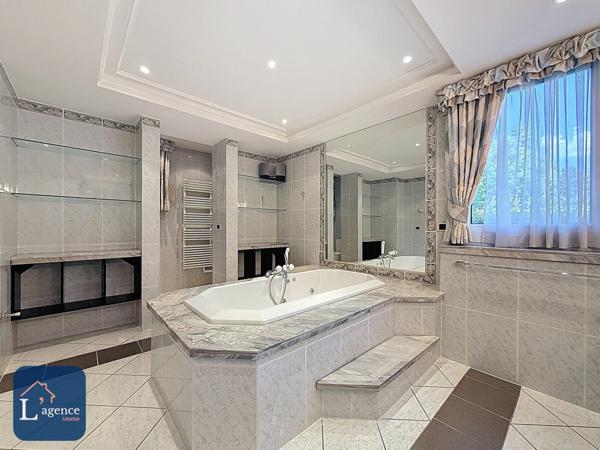 Appartement familial de standing – 5 chambres – Terrasse 213 m² – Jardin privatif 500 m² – Double garage – Cave – Prévessin-Moëns 01280