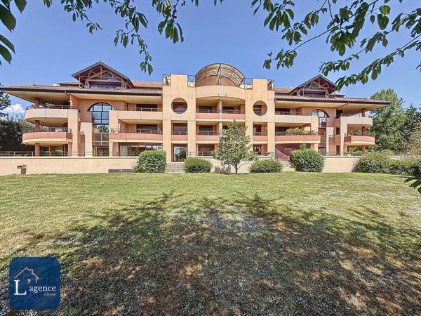 Appartement familial de standing – 5 chambres – Terrasse 213 m² – Jardin privatif 500 m² – Double garage – Cave – Prévessin-Moëns 01280