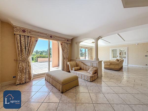 Appartement familial de standing – 5 chambres – Terrasse 213 m² – Jardin privatif 500 m² – Double garage – Cave – Prévessin-Moëns 01280