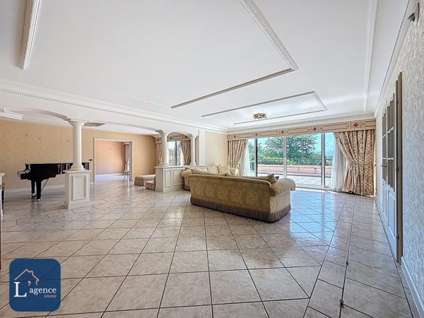 Appartement familial de standing – 5 chambres – Terrasse 213 m² – Jardin privatif 500 m² – Double garage – Cave – Prévessin-Moëns 01280