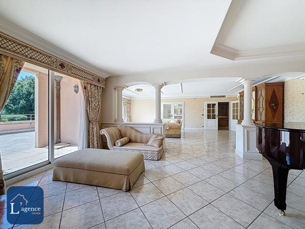 Appartement familial de standing – 5 chambres – Terrasse 213 m² – Jardin privatif 500 m² – Double garage – Cave – Prévessin-Moëns 01280