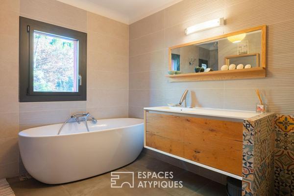 Maison de caractère dépendance avec piscine et vue