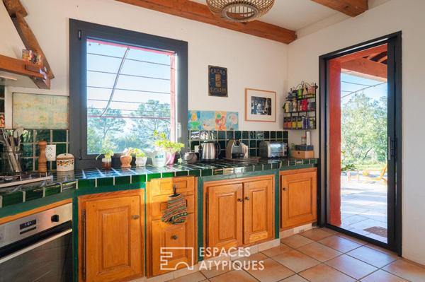 Maison de caractère dépendance avec piscine et vue