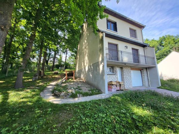 Maison familiale sur terrain arboré en centre ville