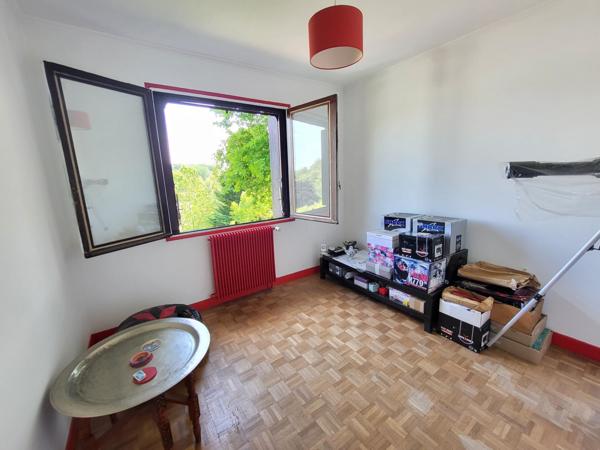 Maison familiale sur terrain arboré en centre ville