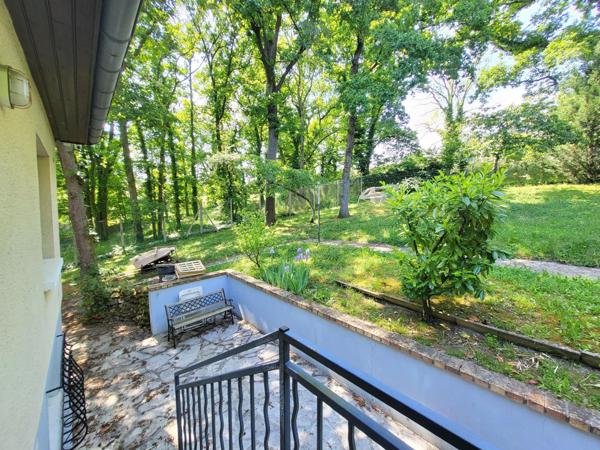 Maison familiale sur terrain arboré en centre ville