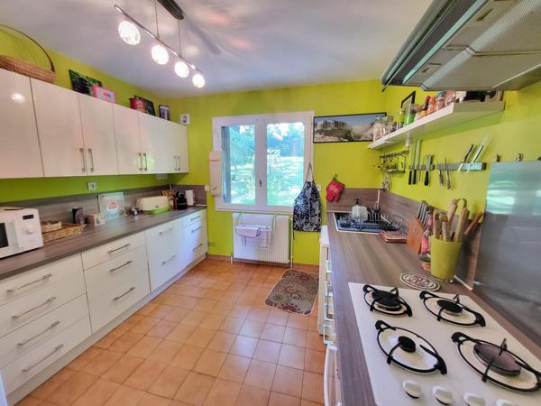 Maison familiale sur terrain arboré en centre ville