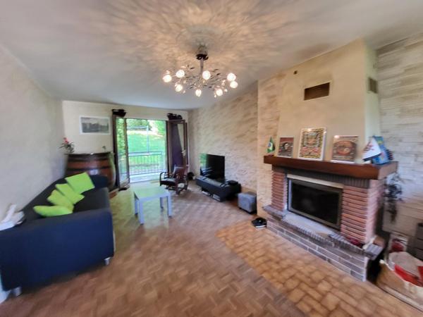 Maison familiale sur terrain arboré en centre ville