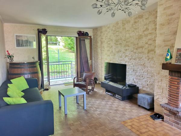 Maison familiale sur terrain arboré en centre ville