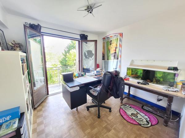 Maison familiale sur terrain arboré en centre ville