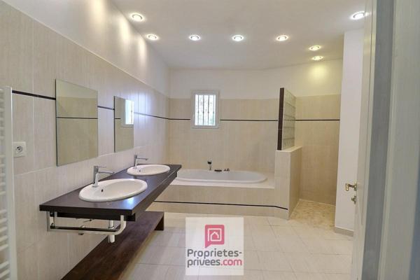 Spacieuse et lumineuse Maison de plain-pied de 2007 - 120 m2 habitables - 3 chambres - cellier avec garage attenant - 2 terrasses - piscine enterrée