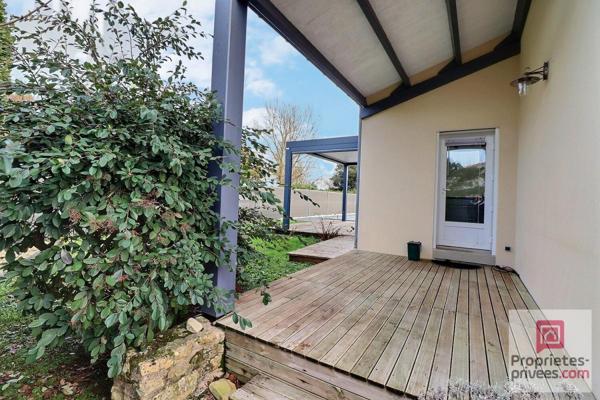 Spacieuse et lumineuse Maison de plain-pied de 2007 - 120 m2 habitables - 3 chambres - cellier avec garage attenant - 2 terrasses - piscine enterrée