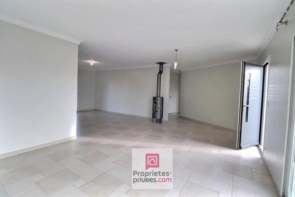 Spacieuse et lumineuse Maison de plain-pied de 2007 - 120 m2 habitables - 3 chambres - cellier avec garage attenant - 2 terrasses - piscine enterrée