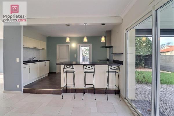 Spacieuse et lumineuse Maison de plain-pied de 2007 - 120 m2 habitables - 3 chambres - cellier avec garage attenant - 2 terrasses - piscine enterrée