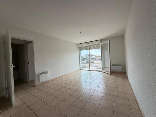 Appartement T2 avec terrasse et parking – Résidence LAROUDAL à Villeneuve
