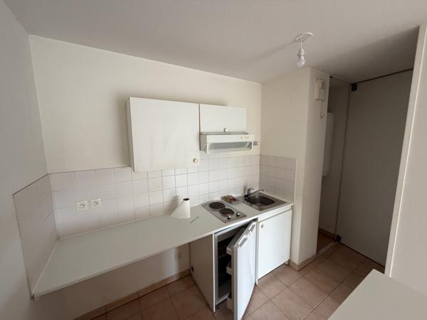 Appartement T2 avec terrasse et parking – Résidence LAROUDAL à Villeneuve