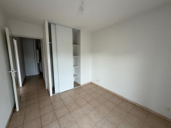 Appartement T2 avec terrasse et parking – Résidence LAROUDAL à Villeneuve