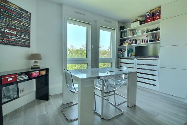 Suresnes Carnot-Gambetta : Appartement 4 pièces familial lumineux avec 2 extérieurs, parking et cave