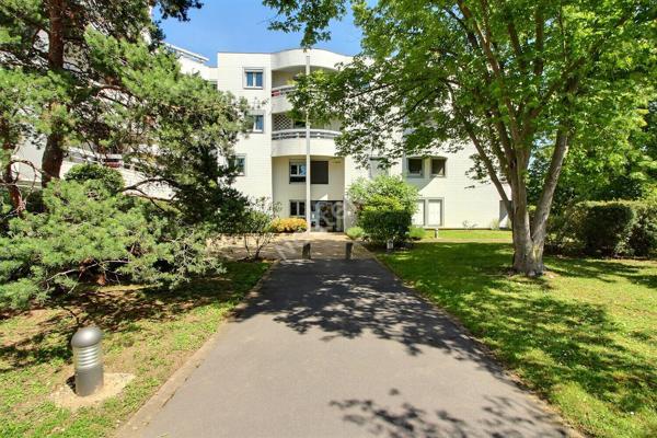 Suresnes Carnot-Gambetta : Appartement 4 pièces familial lumineux avec 2 extérieurs, parking et cave