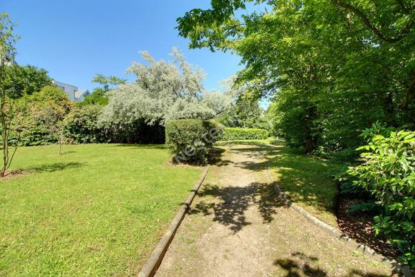 Suresnes Carnot-Gambetta : Appartement 4 pièces familial lumineux avec 2 extérieurs, parking et cave