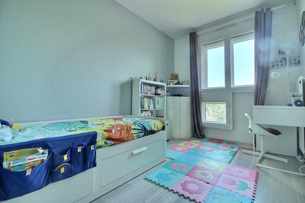 Suresnes Carnot-Gambetta : Appartement 4 pièces familial lumineux avec 2 extérieurs, parking et cave