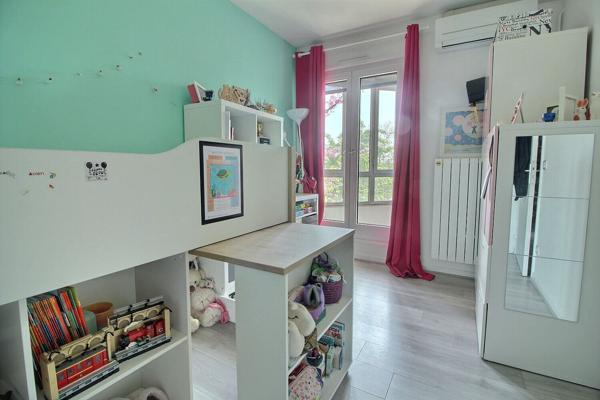 Suresnes Carnot-Gambetta : Appartement 4 pièces familial lumineux avec 2 extérieurs, parking et cave