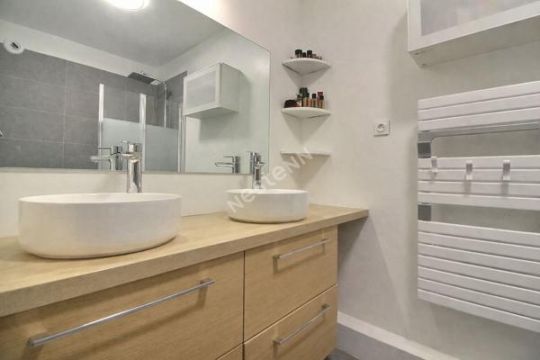 Suresnes Carnot-Gambetta : Appartement 4 pièces familial lumineux avec 2 extérieurs, parking et cave