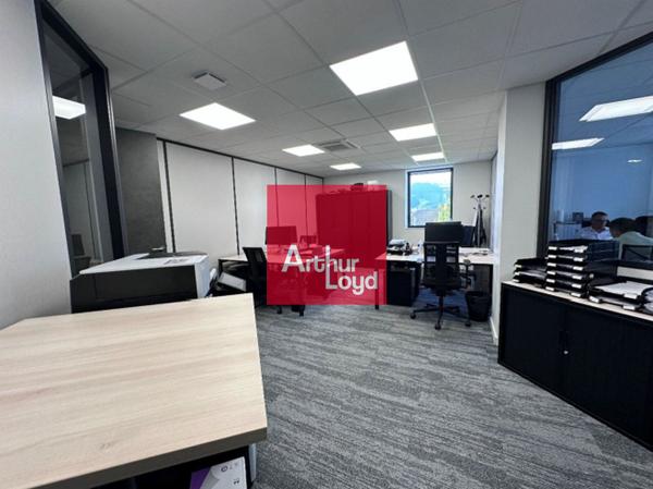 BUREAUX A LOUER + COMMERCE DANS IMMEUBLE RECENT A SEYSSINET PARISET