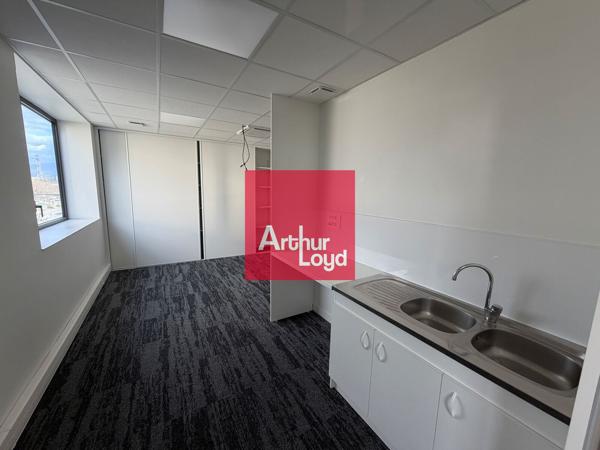 BUREAUX A LOUER + COMMERCE DANS IMMEUBLE RECENT A SEYSSINET PARISET