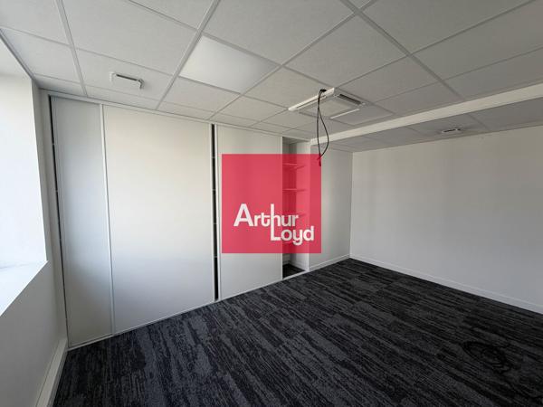 BUREAUX A LOUER + COMMERCE DANS IMMEUBLE RECENT A SEYSSINET PARISET