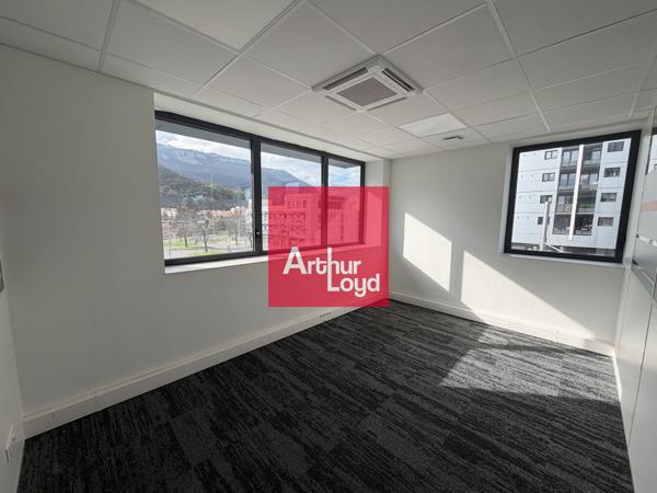 BUREAUX A LOUER + COMMERCE DANS IMMEUBLE RECENT A SEYSSINET PARISET