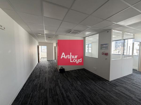 BUREAUX A LOUER + COMMERCE DANS IMMEUBLE RECENT A SEYSSINET PARISET