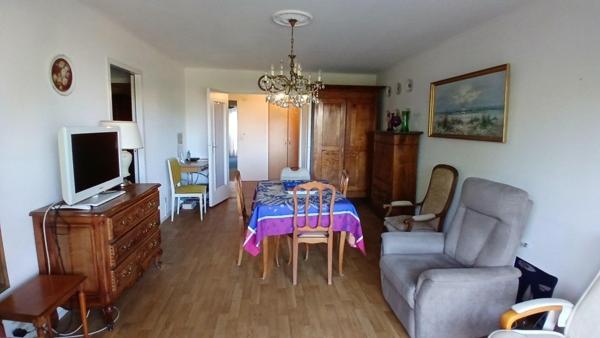 ROYAN 17200. Agréable appartement de 72 m² habitable avec balcon. A 500 m du marché central et de la grande plage