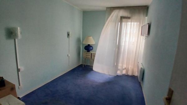 ROYAN 17200. Agréable appartement de 72 m² habitable avec balcon. A 500 m du marché central et de la grande plage