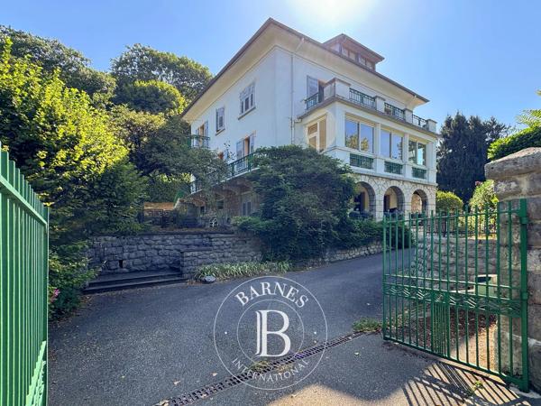 Chambéry, Maison 8 Chambres -  335 m² à vendre
