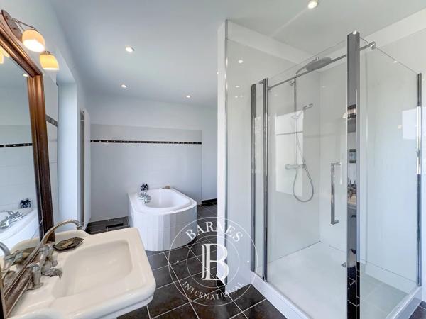 Chambéry, Maison 8 Chambres -  335 m² à vendre