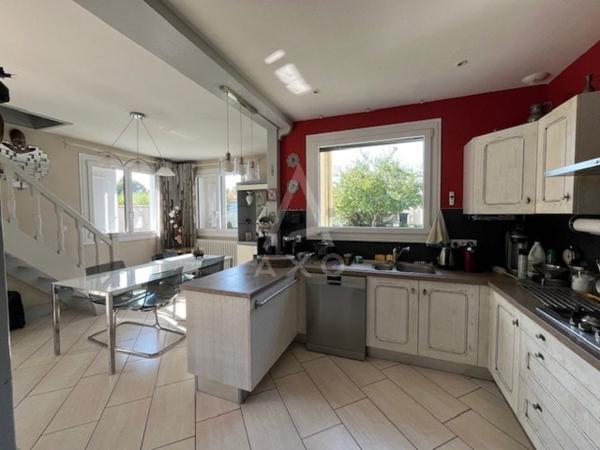 Maison de plain pied, piscine et dépendances