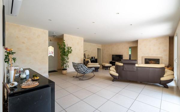 Maison à vendre    7 pièces •  Gastes