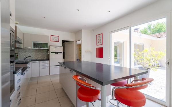 Maison à vendre    7 pièces •  Gastes