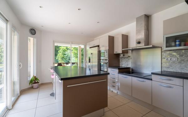 Maison à vendre    7 pièces •  Gastes