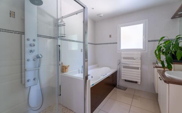 Maison à vendre    7 pièces •  Gastes