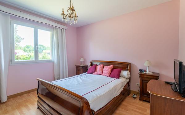 Maison à vendre    7 pièces •  Gastes