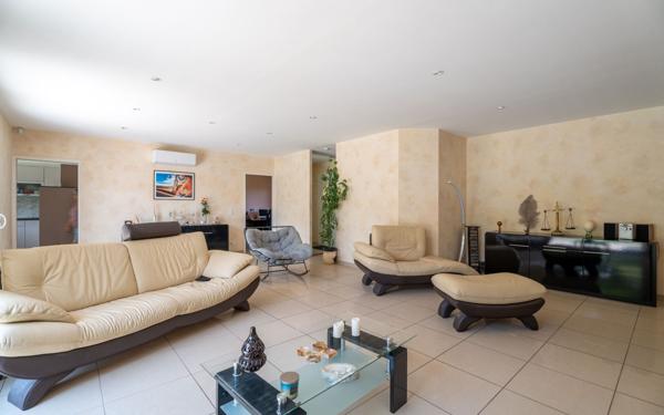 Maison à vendre    7 pièces •  Gastes