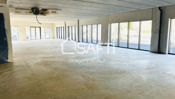 Murs commerciaux 290m² vendus brut avec 10 places de parking privatives au bord de la RN7